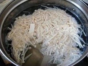 金针菇豆腐肉片汤