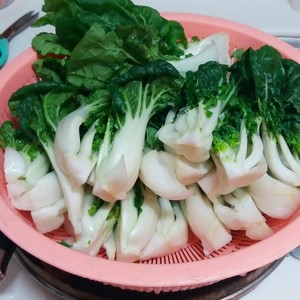 咸猪骨奶白菜汤