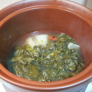 咸猪骨奶白菜汤