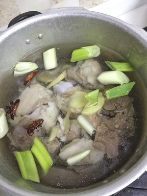 非常简单又美味的大骨头汤