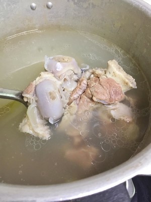 非常简单又美味的大骨头汤