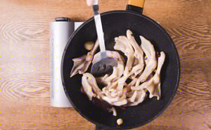 红烧鸭掌煲