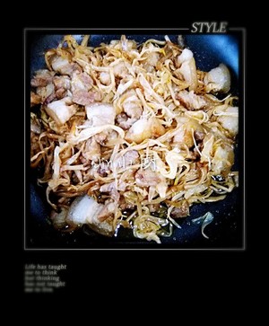 五花肉烧干黄花菜的做法！