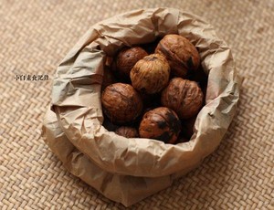 苦菊拌鲜核桃仁