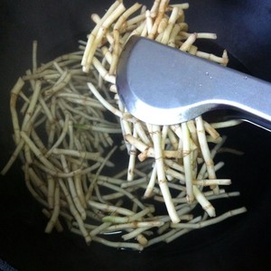凉拌鱼腥草
