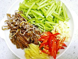 “鱼儿厨房”私藏菜──蒿子秆炒腊肠子
