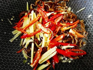 “鱼儿厨房”私藏菜──蒿子秆炒腊肠子