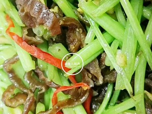 “鱼儿厨房”私藏菜──蒿子秆炒腊肠子