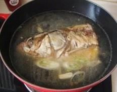 铁锅鱼头炖豆腐