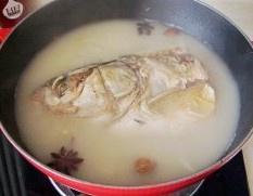 铁锅鱼头炖豆腐
