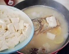 铁锅鱼头炖豆腐