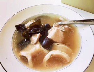 花胶（鱼肚）煲鸡汤