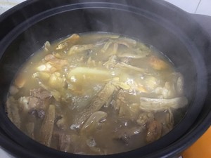 牛肝菌炖排骨汤