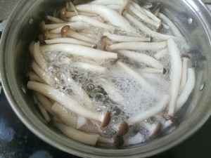 五花肉炒蟹味菇
