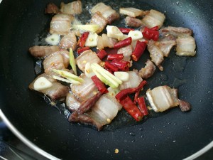五花肉炒蟹味菇