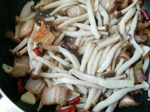 五花肉炒蟹味菇