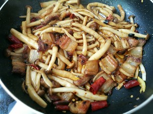 五花肉炒蟹味菇
