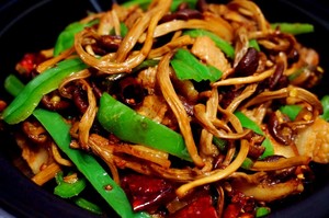 五花肉干锅茶树菇