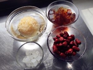 桃胶红枣银耳羹