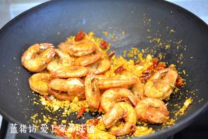 金黄酥脆，避风塘虾