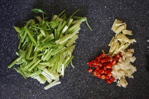 小芹菜炒小河虾