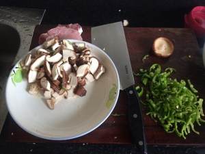 香菇炒肉，超级下饭哦