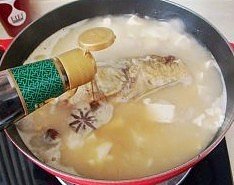 铁锅鱼头炖豆腐