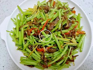 “鱼儿厨房”私藏菜──蒿子秆炒腊肠子