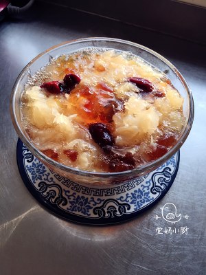 桃胶红枣银耳羹