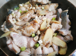 适合孩子吃的下饭菜：酱汁焖鱼