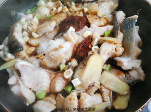 适合孩子吃的下饭菜：酱汁焖鱼