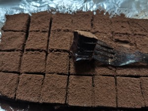 为了消耗高浓度黑巧克力做的生巧——傻瓜做法很成功