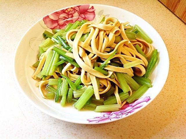 西芹炒豆腐皮