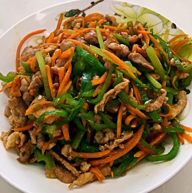 超下饭的青椒胡萝丝炒肉