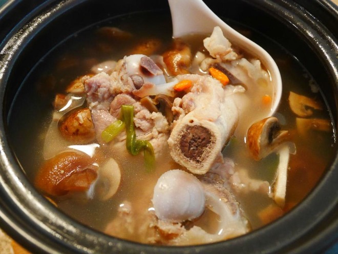 猪骨菌菇汤