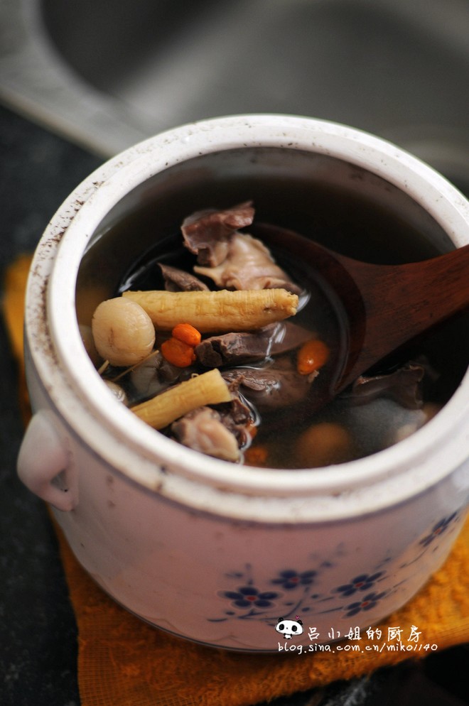 党参红枣枸杞圆肉炖猪心