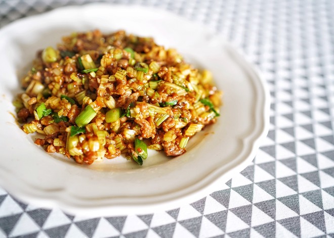 牛肉末炒芹菜花