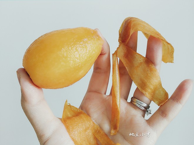 巧剥完整枇杷皮