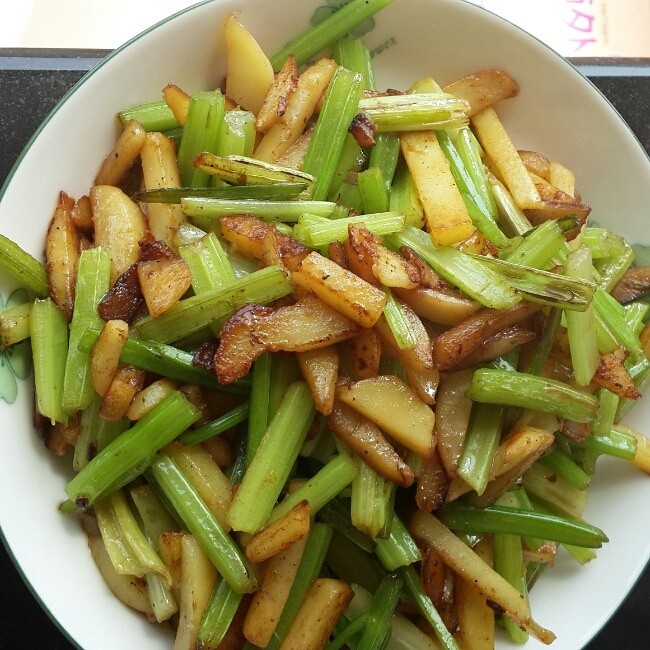 土豆炒芹菜