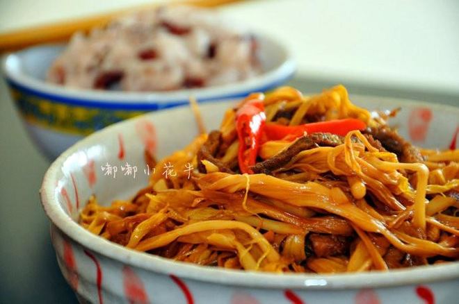 肉丝烧黄花菜