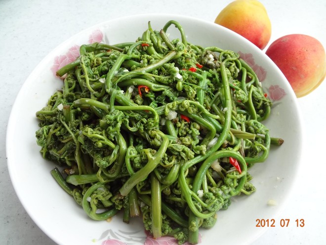 凉拌蕨菜