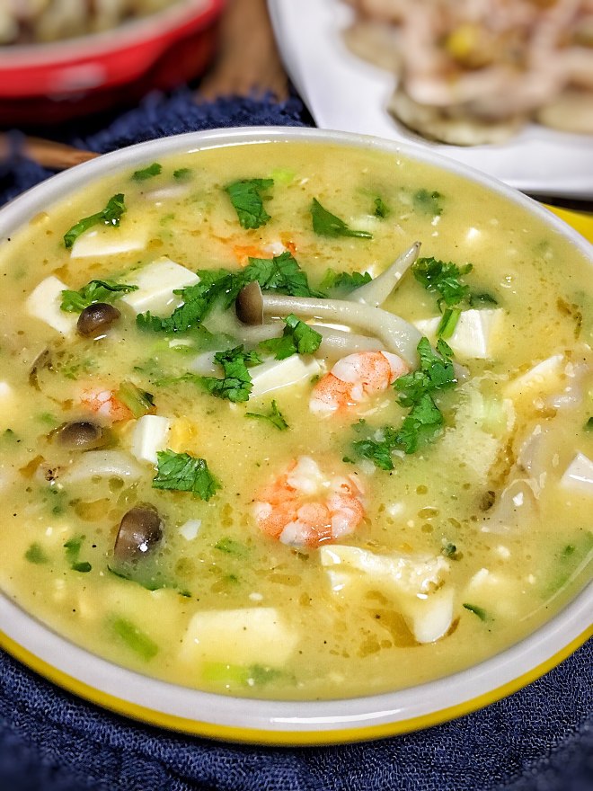 蟹味菇金汤鲜虾豆腐羹