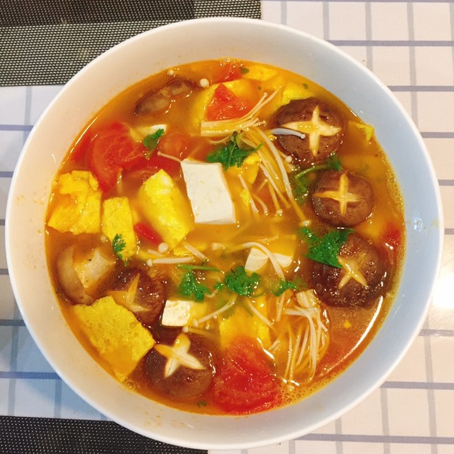 西红柿菌菇豆腐汤