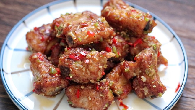 完美复刻中餐厅38块钱一份的椒盐排骨，骨香肉烂，好吃到吮手指