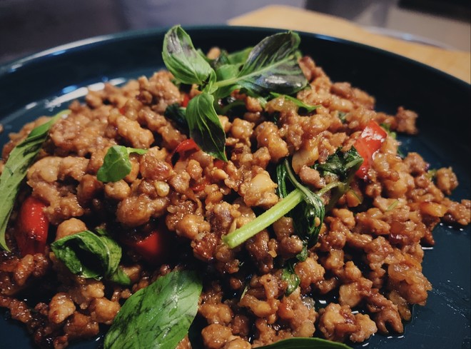 饭扫光—泰式金不换猪肉碎