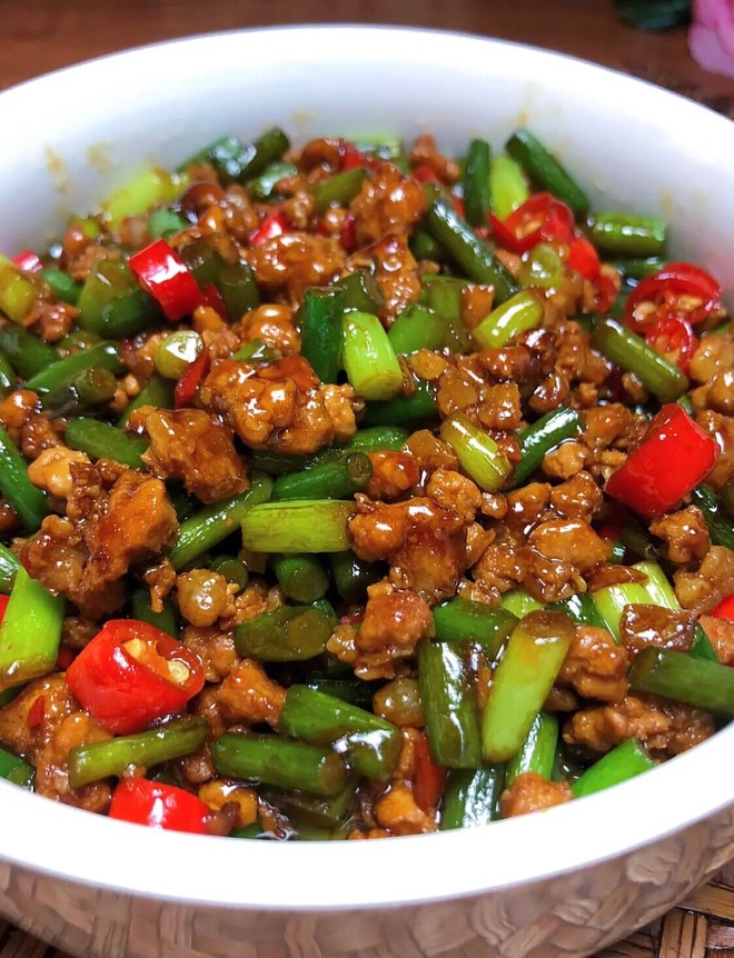 蒜苔炒肉末，三碗米饭都不够吃