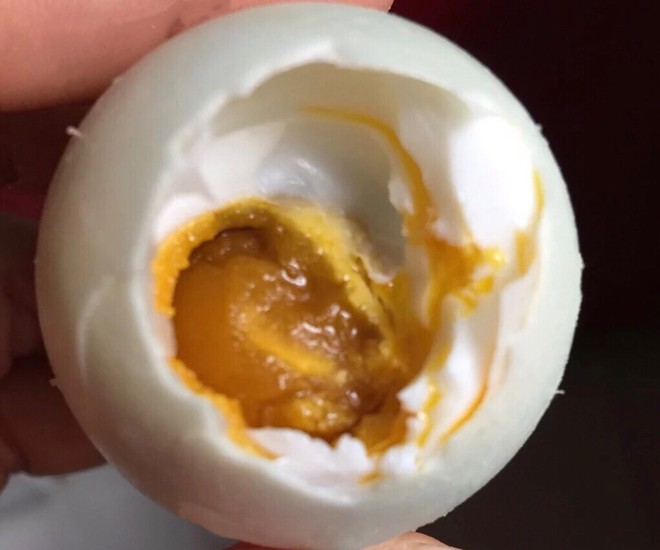 自制咸鸭蛋（最简单的方法）