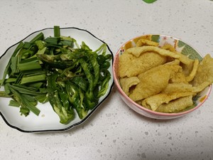 家常菜辣椒炒炸猪皮