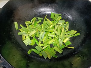 家常菜辣椒炒炸猪皮