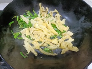 家常菜辣椒炒炸猪皮